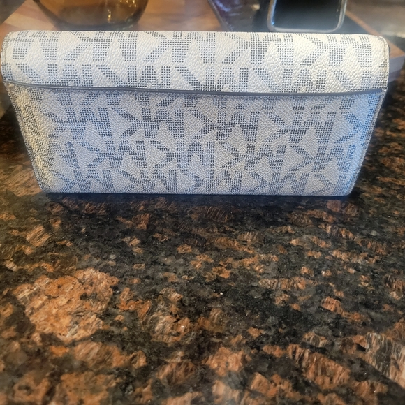 Michael Kors Womens Classic in Navy and White. - Picture 2 of 3